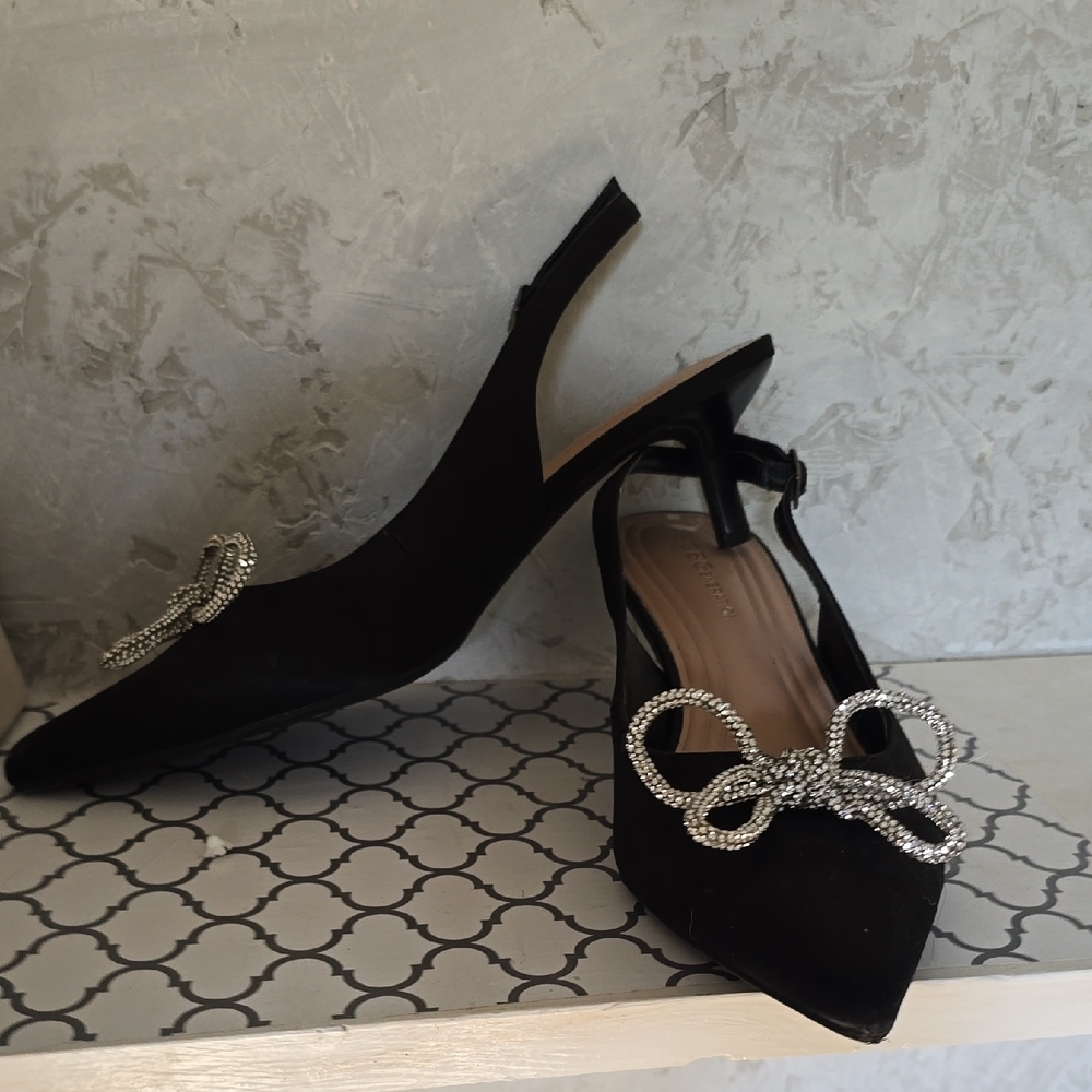 BCBGeneration Black Pointed-Toe Heels Sleek Silhouette
